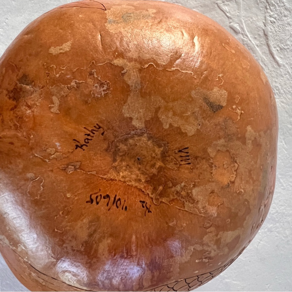 GORGEOUS VINTAGE ONE OF A KIND HAND-PAINTED GOURD W/ ORANGE/GOLD KOI FISH DESIGN - Picture 9 of 10